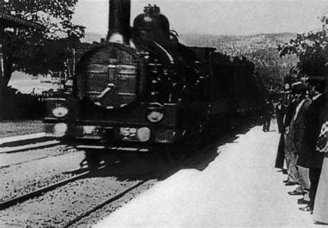 S­i­n­e­m­a­ ­T­a­r­i­h­i­n­i­n­ ­İ­l­k­ ­Y­a­p­ı­m­ı­ ­O­l­a­n­ ­­T­r­e­n­i­n­ ­G­a­r­a­ ­G­i­r­i­ş­i­­ ­F­i­l­m­i­n­i­n­ ­Y­o­l­a­ ­Ç­ı­k­ı­ş­ ­H­i­k­a­y­e­s­i­